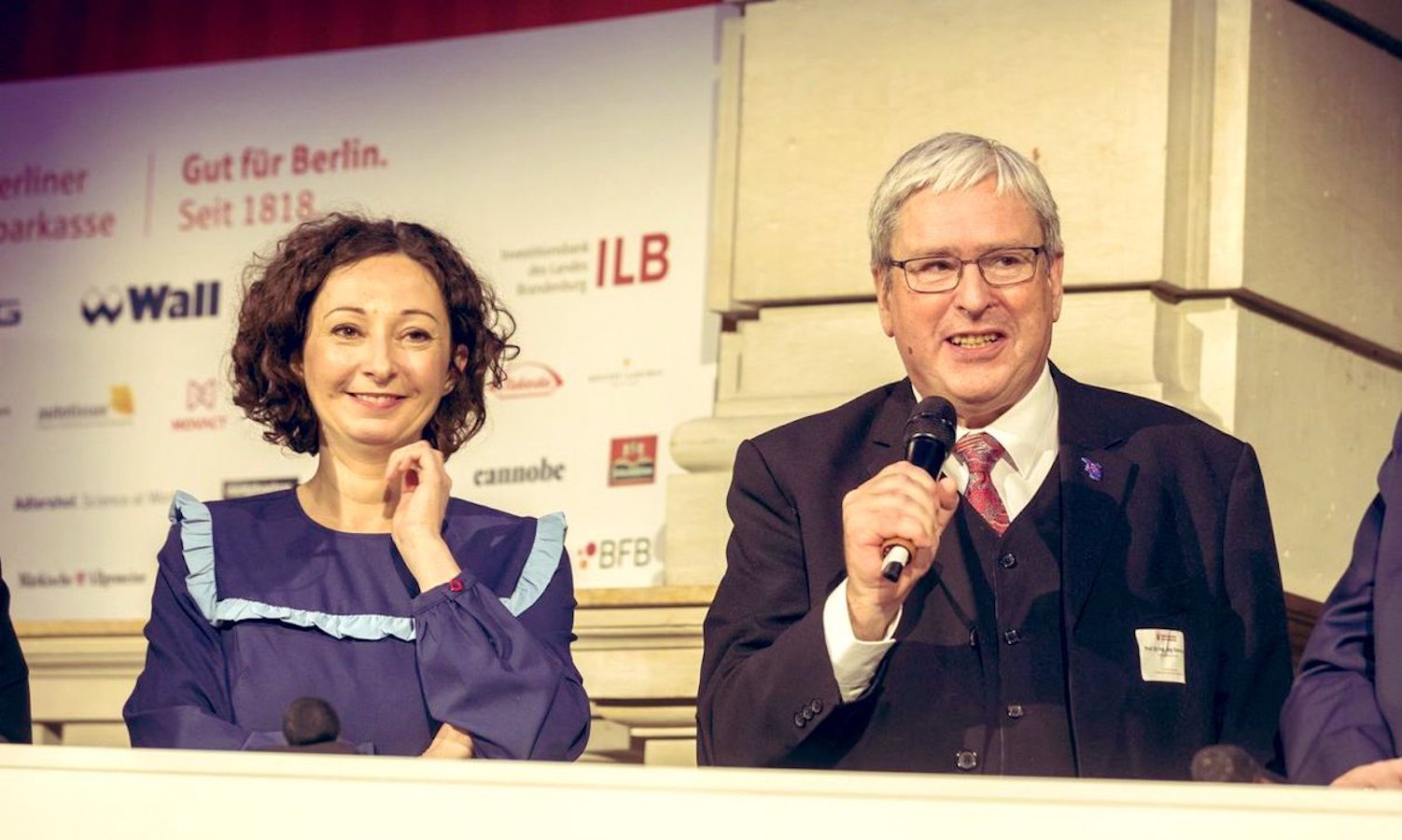 Ramona Popp und Jörg Steinbach mit Mikrophon