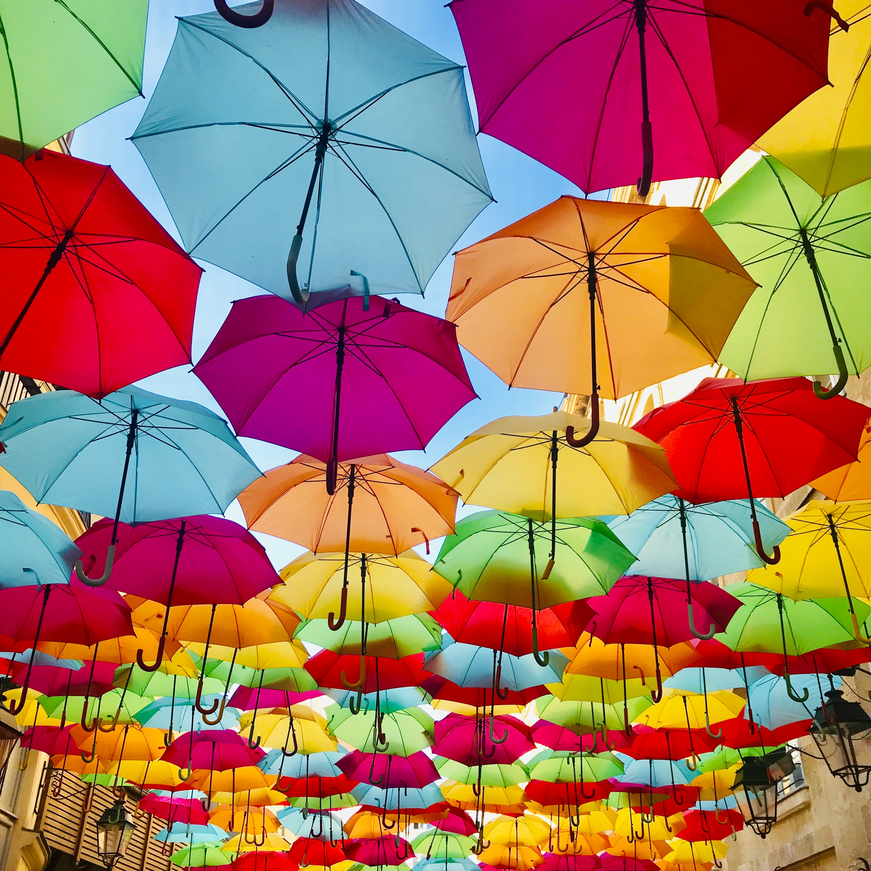 Viele Alltagsprodukte wie Regenschirme und Strumpfhosen werden aus Nylon hergestellt.