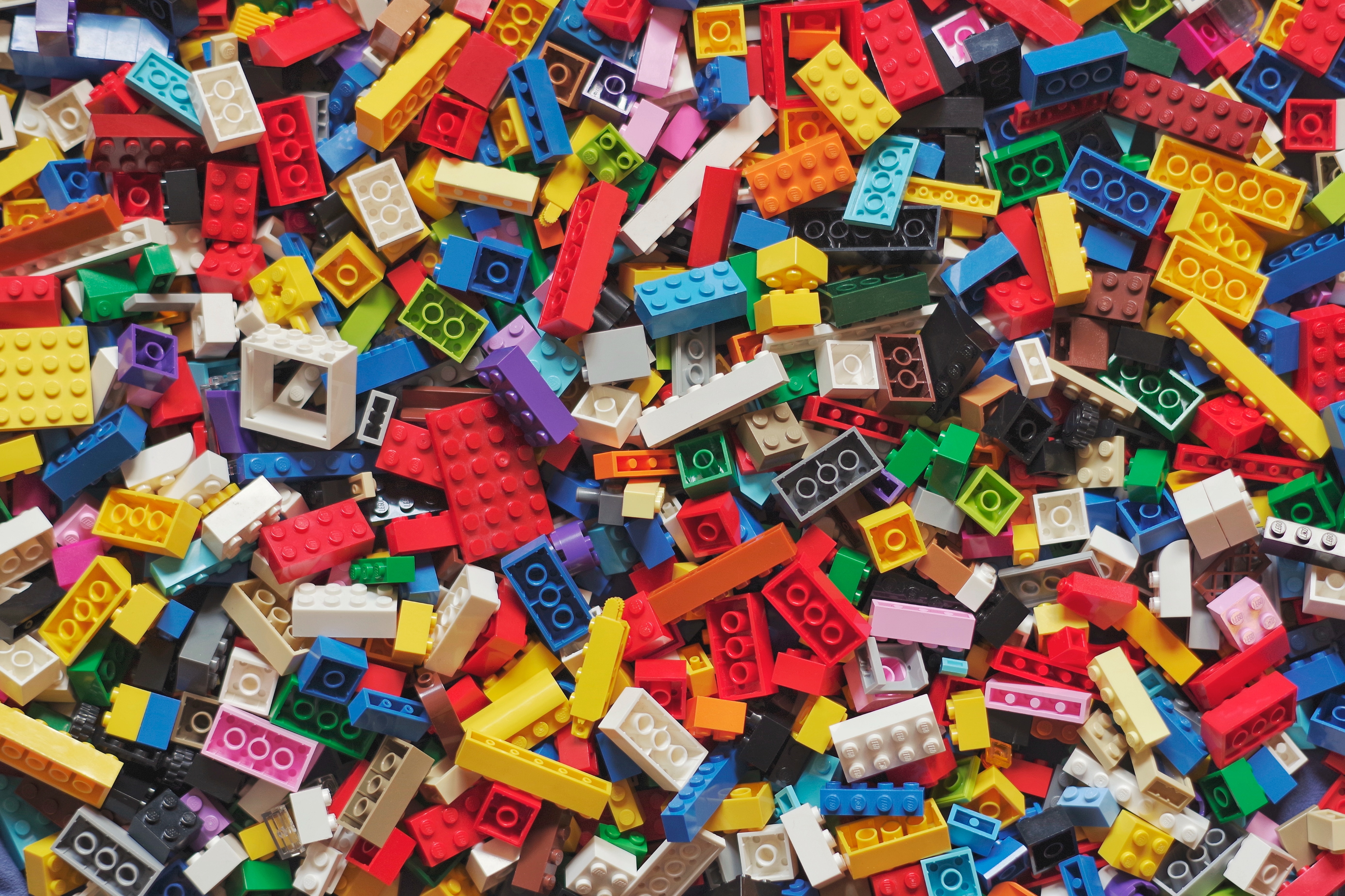 Moderne Kunststoffe halten eine Menge aus, doch „unkaputtbar" sind sie nicht. Risse können auch Legosteine zerstören.