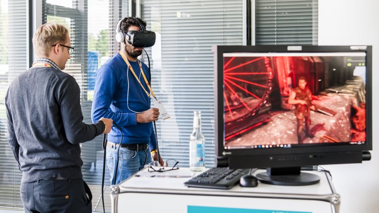 VR-Stand auf dem d.confestival Personen an einem VR-Stand