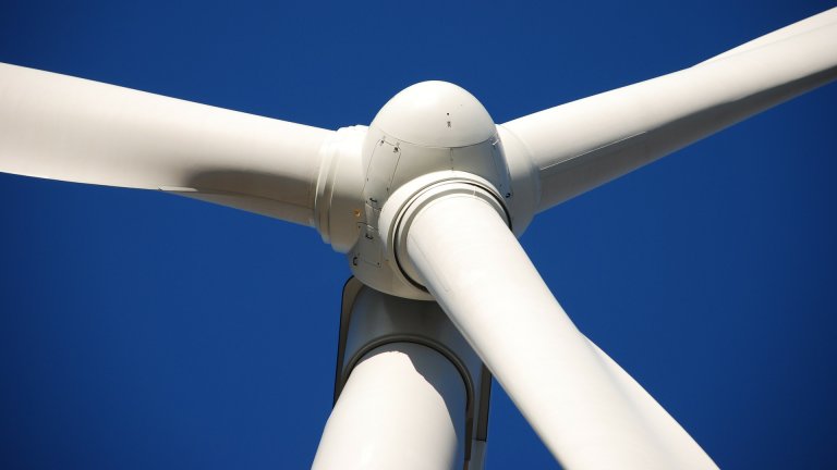 Blick auf die Rotorblätter einer Windkraftanlage