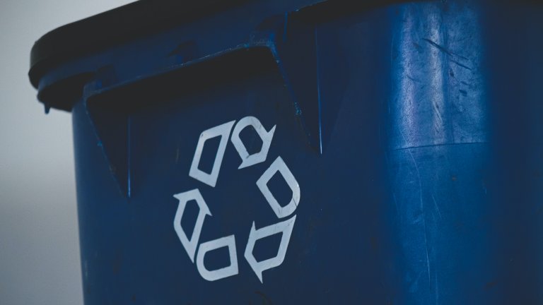 Recycling Symbol auf Mülltonne