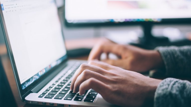 Öffentliche Online-Konsultation zum neuen EU-Rahmen für Urbane Mobilität Teilnahme an Online-Konsultation am Laptop