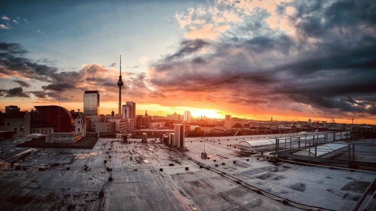 Skyline Berlins vom Hausdach