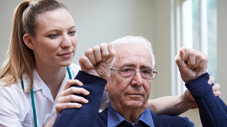 Krankenpflegerin macht Übung mit Schlaganfallpatient 