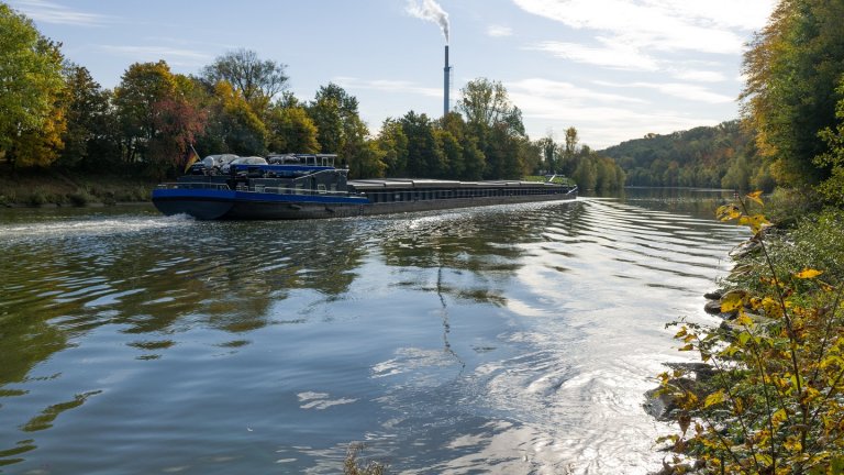 Ein Frachtschiff während der Fahrt