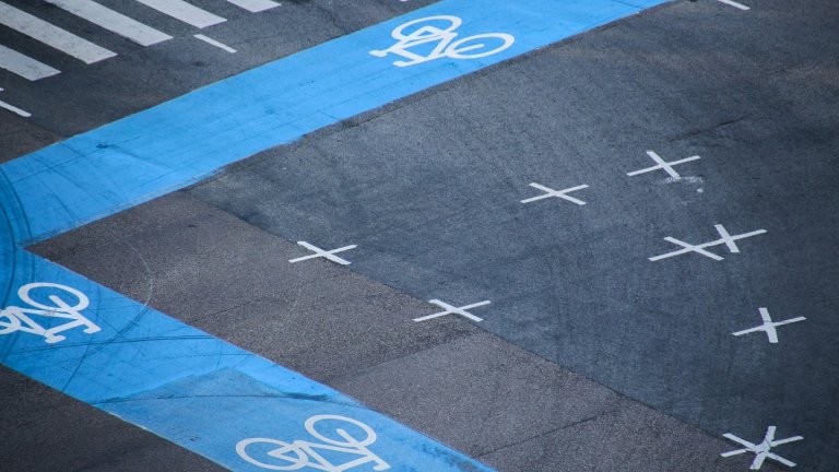 Blaue Fahrradwege auf einer Kreuzung