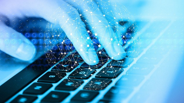 Hand auf Tastatur mit Netzwerk
