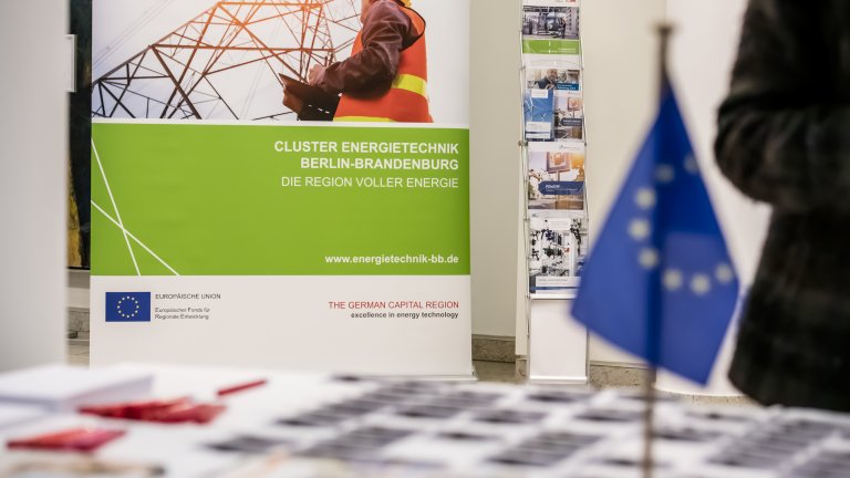 Clusterkonferenz Banner mit EU Flagge