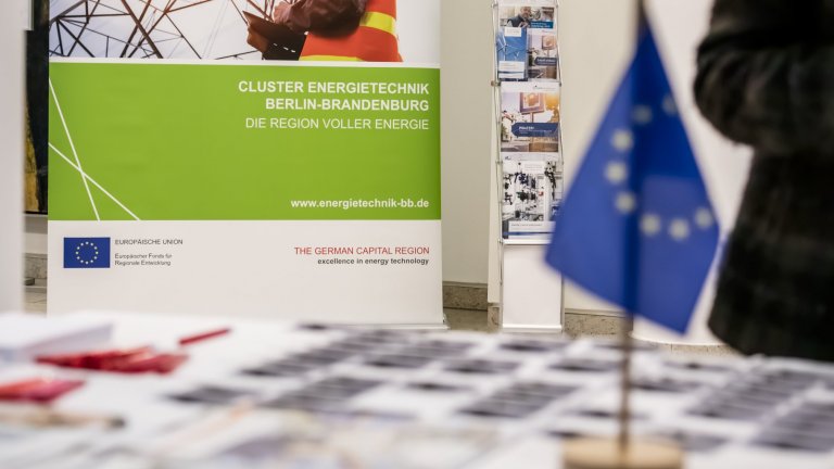 Clusterkonferenz Banner mit EU Flagge
