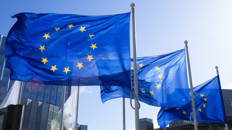 EU Flaggen vor blauem Himmel