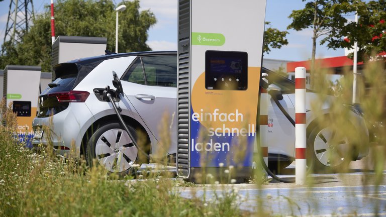 Ein Elektroauto wird gerade geladen Ein Elektroauto wird gerade geladen