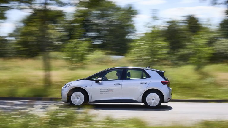 Seitenansicht eines fahrenden Elektroautos der WFBB