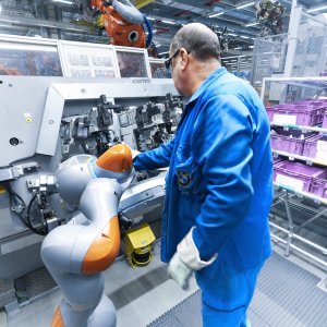 Mann arbeitet an einer Maschine
