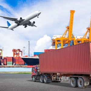 Containerhafen mit Flugzeug