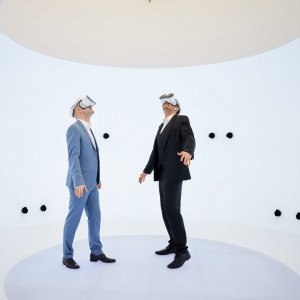 Zwei Personen mit VR-Brille stehen im Studio