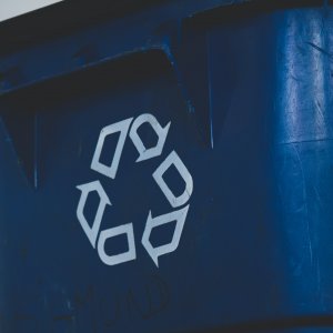 Recycling Symbol auf Mülltonne