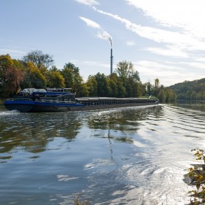 Ein Frachtschiff während der Fahrt