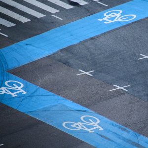 Blaue Fahrradwege auf einer Kreuzung