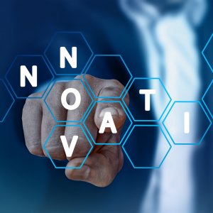 Zeigefinger zeigt auf Bildschirm mit dem Wort Innovation